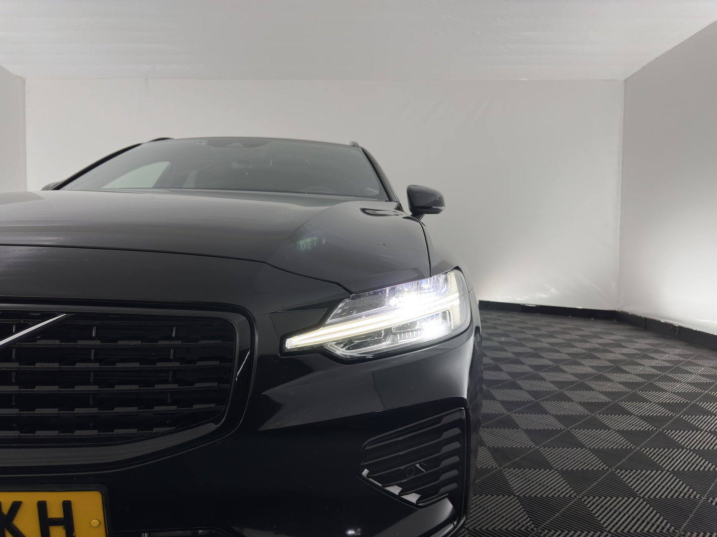 Volvo V60 2.0 T8 Recharge AWD R-Design Black-Line {SoH-99%} (Plug-in) (INCL-BTW) Aut. *LEATHER-FABRIC | FULL-LED | MEMORY-PACK | HARMAN/KARDON | DIGI-COCKPIT | HEATED-SPORTSEATS | KEYLESS | DAB+ | NAVI-FULLMAP | PDC | CRUISE | HEAD-UP | TOWBAR | 19''