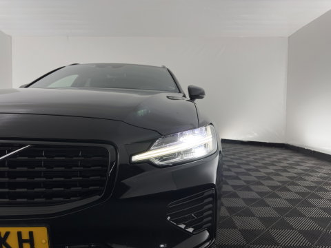Volvo V60 2.0 T8 Recharge AWD R-Design Black-Line {SoH-99%} (Plug-in) (INCL-BTW) Aut. *LEATHER-FABRIC | FULL-LED | MEMORY-PACK | HARMAN/KARDON | DIGI-COCKPIT | HEATED-SPORTSEATS | KEYLESS | DAB+ | NAVI-FULLMAP | PDC | CRUISE | HEAD-UP | TOWBAR | 19''