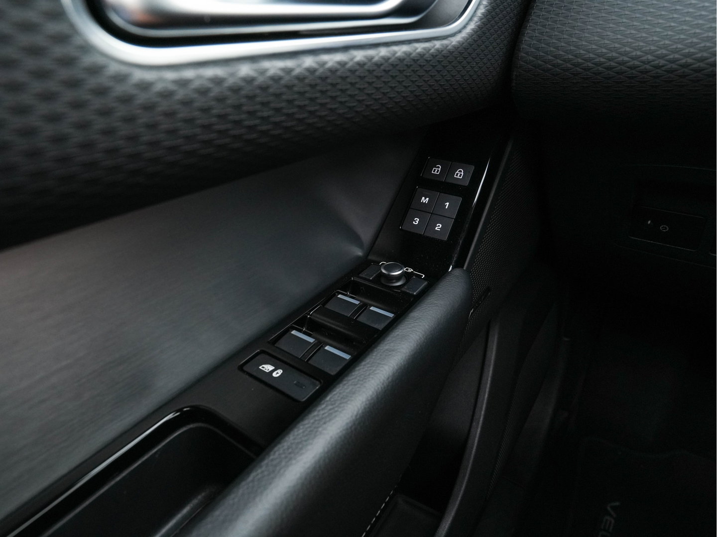 Land Rover Range Rover Velar 3.0 D300 R-Dynamic SE (INCL.BTW) Aut. *PANO | HEAD-UP | LEATHER-FABRIC | FULL-LED | MEMORY-PACK | BLIND-SPOT | DIGI-COCKPIT | CAMERA | KEYLESS | HEATED-COMFORTSEATS | PRIVACY-GLASS | SHIFTPADDLES | 22"ALU*