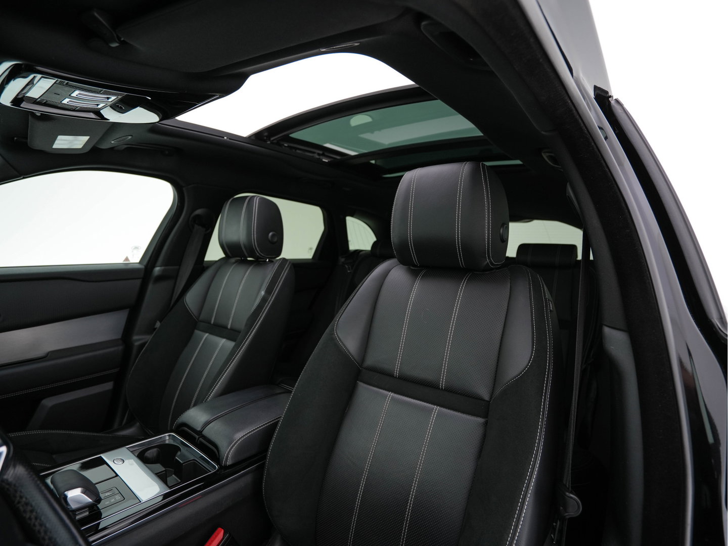 Land Rover Range Rover Velar 3.0 D300 R-Dynamic SE (INCL.BTW) Aut. *PANO | HEAD-UP | LEATHER-FABRIC | FULL-LED | MEMORY-PACK | BLIND-SPOT | DIGI-COCKPIT | CAMERA | KEYLESS | HEATED-COMFORTSEATS | PRIVACY-GLASS | SHIFTPADDLES | 22"ALU*