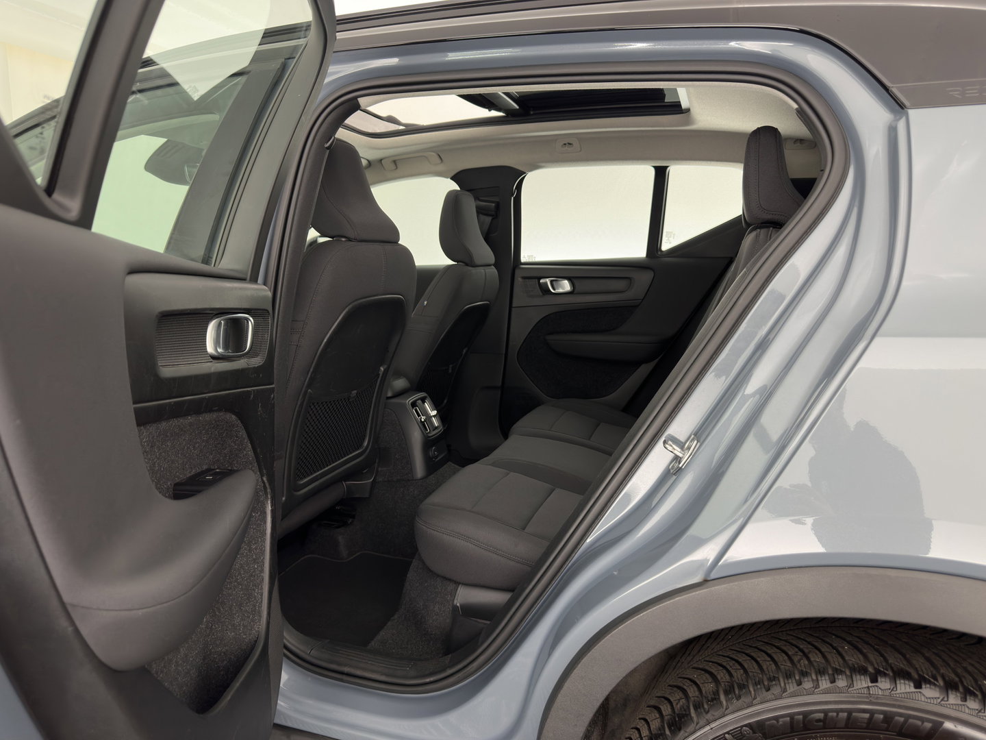 Volvo XC40 1.5 T4 Recharge R-Design Expression {SoH-83%} (Plug-in) (INCL-BTW)  Aut. *PANO | DIGI-COCKPIT | HARMAN/KARDON | BLINDSPOT | KEYLESS | DAB | SPORTSEATS | FULL-LED | NAVI-FULLMAP | CAMERA | ECC | TOWBAR | 18'' ALU*