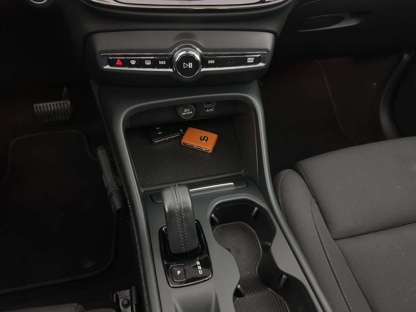 Volvo XC40 1.5 T4 Recharge R-Design Expression {SoH-83%} (Plug-in) (INCL-BTW)  Aut. *PANO | DIGI-COCKPIT | HARMAN/KARDON | BLINDSPOT | KEYLESS | DAB | SPORTSEATS | FULL-LED | NAVI-FULLMAP | CAMERA | ECC | TOWBAR | 18'' ALU*