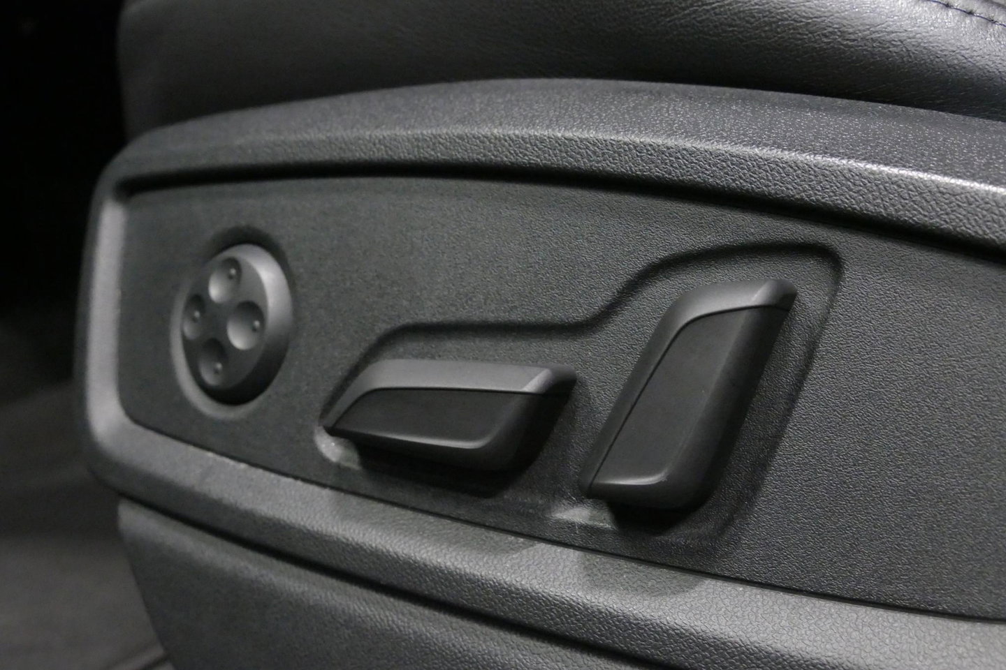 Audi Q5 55 TFSI e S edition / S Line / SQ5 Diffuser / Maxton Design Bodykit V.2 / Luchtvering / Panoramadak / Elektr. verstelbare voorstoelen (links met memory) / Matrix LED / Stoelverwarming / Apple Carplay - Android Auto / 21'' LMV / Dodehoekdetectie / Achterui
