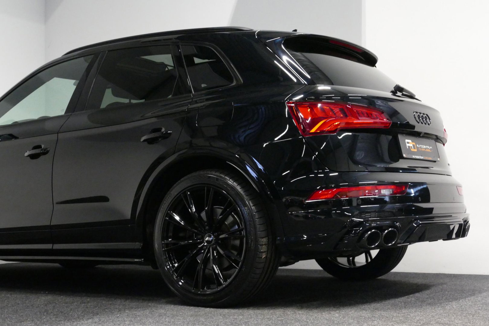 Audi Q5 55 TFSI e S edition / S Line / SQ5 Diffuser / Maxton Design Bodykit V.2 / Luchtvering / Panoramadak / Elektr. verstelbare voorstoelen (links met memory) / Matrix LED / Stoelverwarming / Apple Carplay - Android Auto / 21'' LMV / Dodehoekdetectie / Achterui