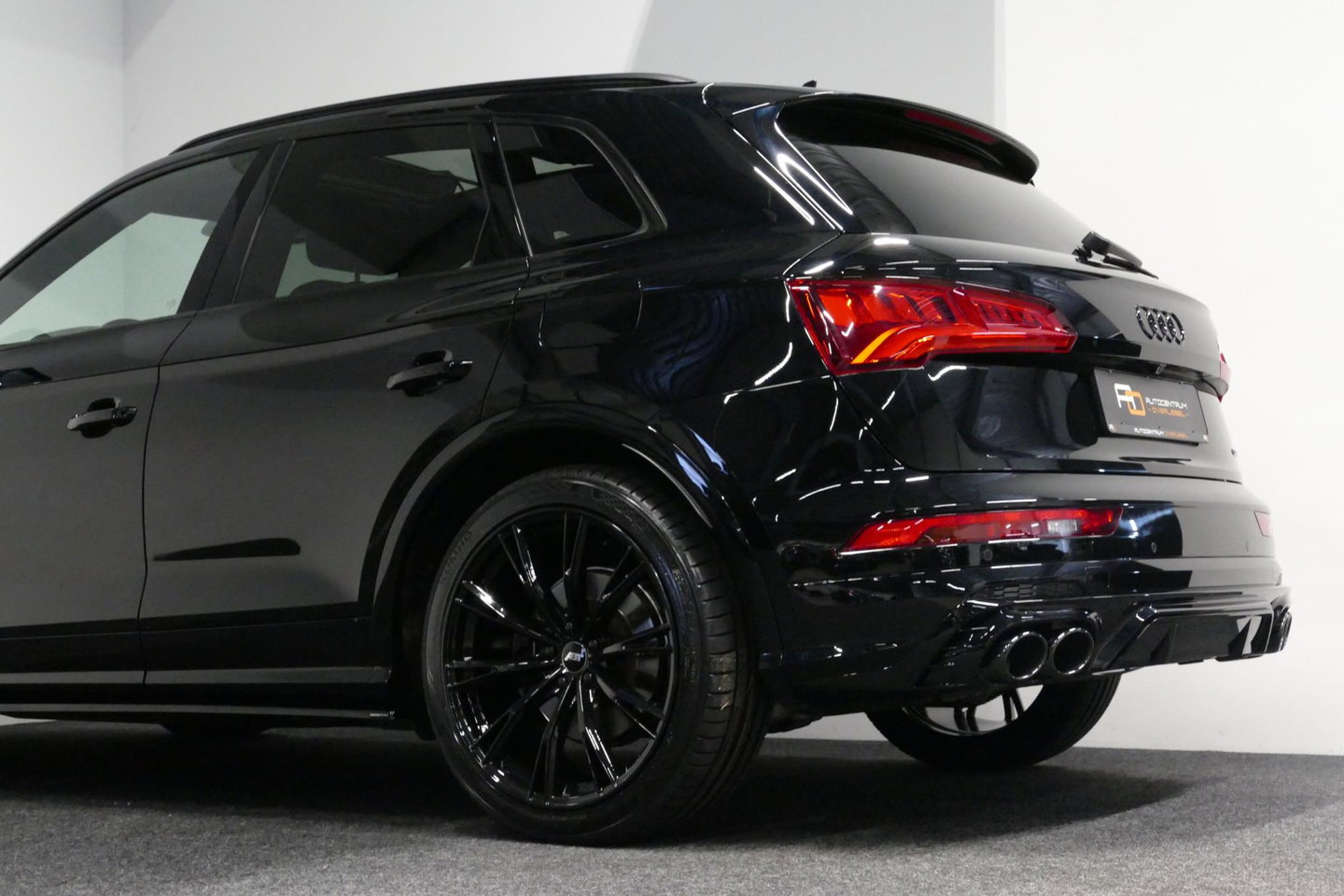 Audi Q5 55 TFSI e S edition / S Line / SQ5 Diffuser / Maxton Design Bodykit V.2 / Luchtvering / Panoramadak / Elektr. verstelbare voorstoelen (links met memory) / Matrix LED / Stoelverwarming / Apple Carplay - Android Auto / 21'' LMV / Dodehoekdetectie / Achterui
