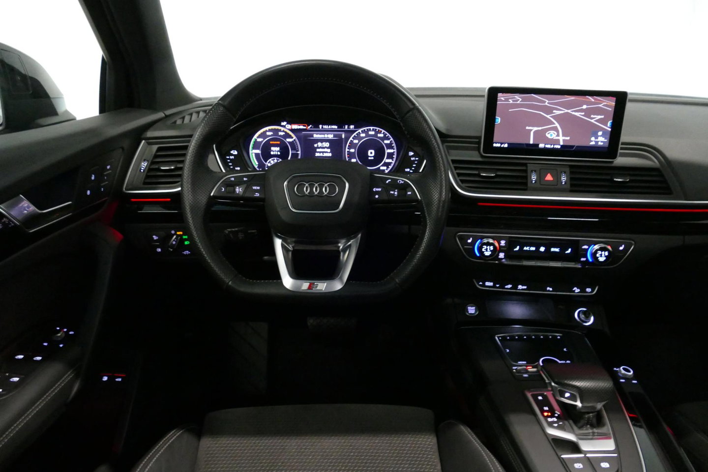 Audi Q5 55 TFSI e S edition / S Line / SQ5 Diffuser / Maxton Design Bodykit V.2 / Luchtvering / Panoramadak / Elektr. verstelbare voorstoelen (links met memory) / Matrix LED / Stoelverwarming / Apple Carplay - Android Auto / 21'' LMV / Dodehoekdetectie / Achterui