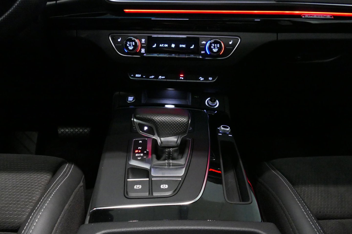 Audi Q5 55 TFSI e S edition / S Line / SQ5 Diffuser / Maxton Design Bodykit V.2 / Luchtvering / Panoramadak / Elektr. verstelbare voorstoelen (links met memory) / Matrix LED / Stoelverwarming / Apple Carplay - Android Auto / 21'' LMV / Dodehoekdetectie / Achterui