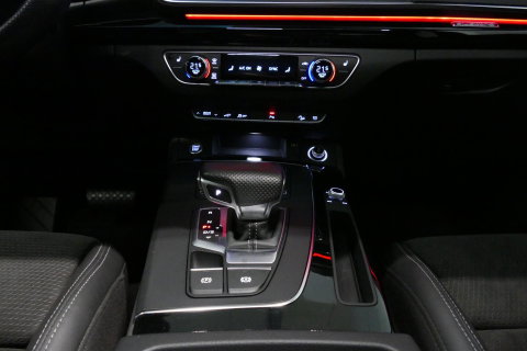 Audi Q5 55 TFSI e S edition / S Line / SQ5 Diffuser / Maxton Design Bodykit V.2 / Luchtvering / Panoramadak / Elektr. verstelbare voorstoelen (links met memory) / Matrix LED / Stoelverwarming / Apple Carplay - Android Auto / 21'' LMV / Dodehoekdetectie / Achterui