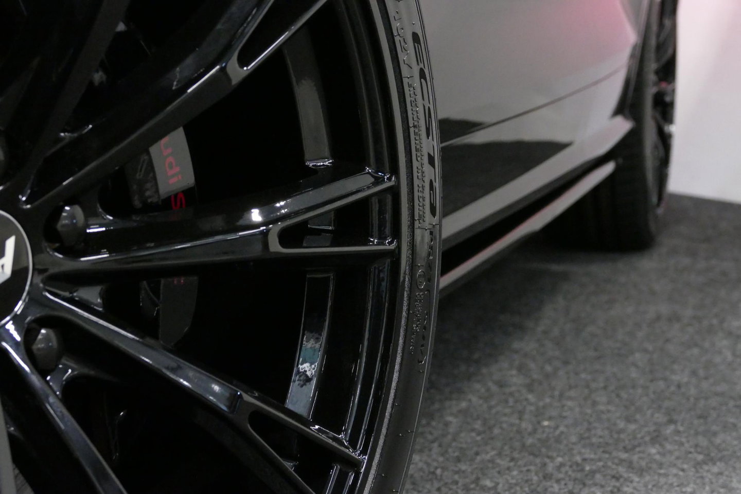 Audi Q5 55 TFSI e S edition / S Line / SQ5 Diffuser / Maxton Design Bodykit V.2 / Luchtvering / Panoramadak / Elektr. verstelbare voorstoelen (links met memory) / Matrix LED / Stoelverwarming / Apple Carplay - Android Auto / 21'' LMV / Dodehoekdetectie / Achterui