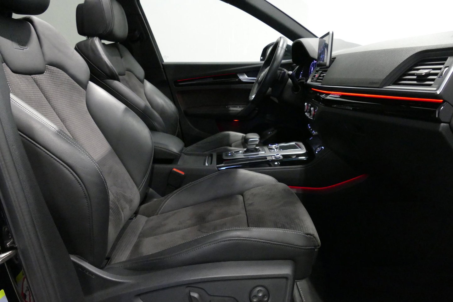 Audi Q5 55 TFSI e S edition / S Line / SQ5 Diffuser / Maxton Design Bodykit V.2 / Luchtvering / Panoramadak / Elektr. verstelbare voorstoelen (links met memory) / Matrix LED / Stoelverwarming / Apple Carplay - Android Auto / 21'' LMV / Dodehoekdetectie / Achterui