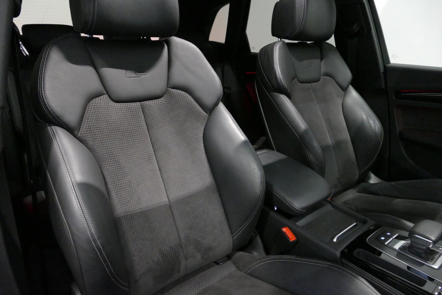 Audi Q5 55 TFSI e S edition / S Line / SQ5 Diffuser / Maxton Design Bodykit V.2 / Luchtvering / Panoramadak / Elektr. verstelbare voorstoelen (links met memory) / Matrix LED / Stoelverwarming / Apple Carplay - Android Auto / 21'' LMV / Dodehoekdetectie / Achterui
