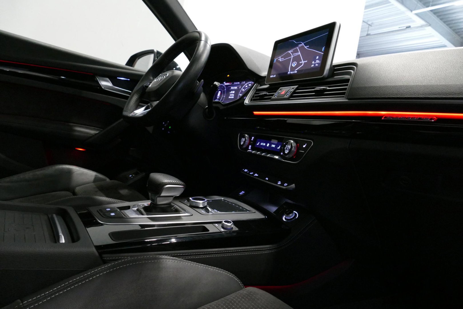 Audi Q5 55 TFSI e S edition / S Line / SQ5 Diffuser / Maxton Design Bodykit V.2 / Luchtvering / Panoramadak / Elektr. verstelbare voorstoelen (links met memory) / Matrix LED / Stoelverwarming / Apple Carplay - Android Auto / 21'' LMV / Dodehoekdetectie / Achterui