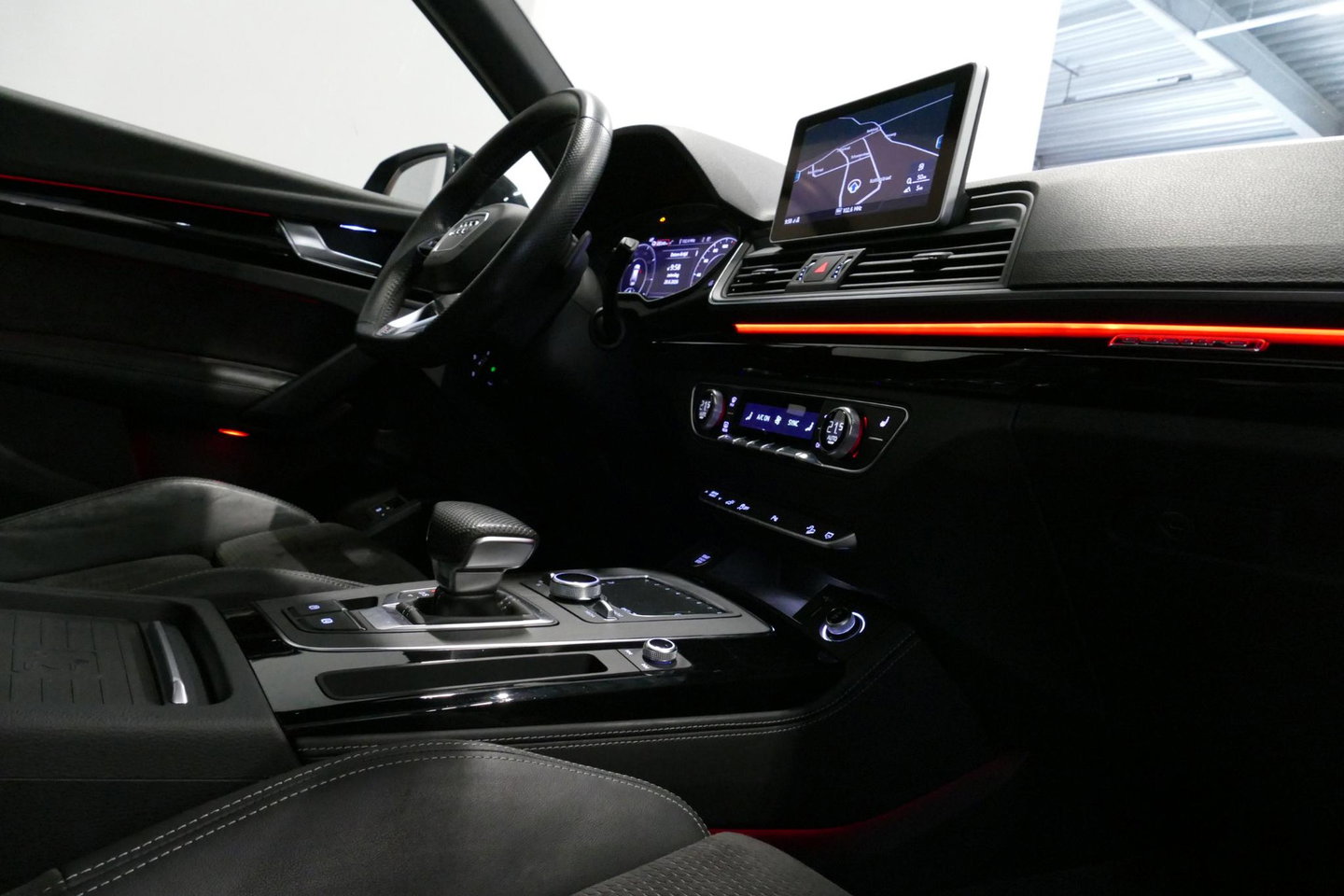 Audi Q5 55 TFSI e S edition / S Line / SQ5 Diffuser / Maxton Design Bodykit V.2 / Luchtvering / Panoramadak / Elektr. verstelbare voorstoelen (links met memory) / Matrix LED / Stoelverwarming / Apple Carplay - Android Auto / 21'' LMV / Dodehoekdetectie / Achterui