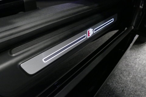 Audi Q5 55 TFSI e S edition / S Line / SQ5 Diffuser / Maxton Design Bodykit V.2 / Luchtvering / Panoramadak / Elektr. verstelbare voorstoelen (links met memory) / Matrix LED / Stoelverwarming / Apple Carplay - Android Auto / 21'' LMV / Dodehoekdetectie / Achterui