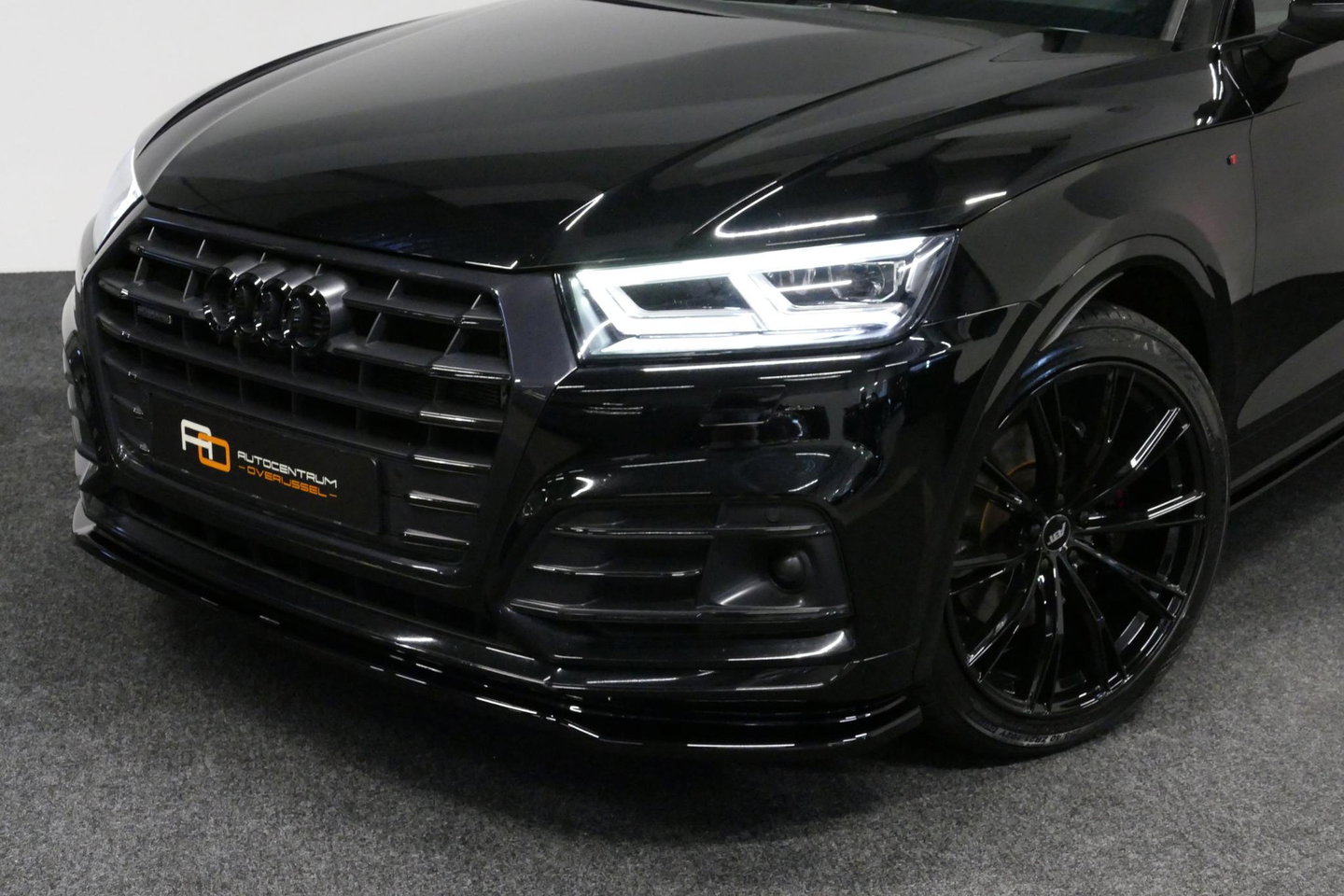 Audi Q5 55 TFSI e S edition / S Line / SQ5 Diffuser / Maxton Design Bodykit V.2 / Luchtvering / Panoramadak / Elektr. verstelbare voorstoelen (links met memory) / Matrix LED / Stoelverwarming / Apple Carplay - Android Auto / 21'' LMV / Dodehoekdetectie / Achterui