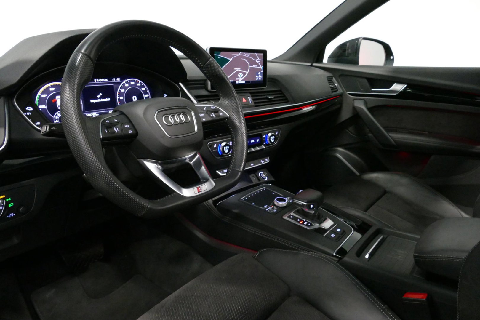 Audi Q5 55 TFSI e S edition / S Line / SQ5 Diffuser / Maxton Design Bodykit V.2 / Luchtvering / Panoramadak / Elektr. verstelbare voorstoelen (links met memory) / Matrix LED / Stoelverwarming / Apple Carplay - Android Auto / 21'' LMV / Dodehoekdetectie / Achterui