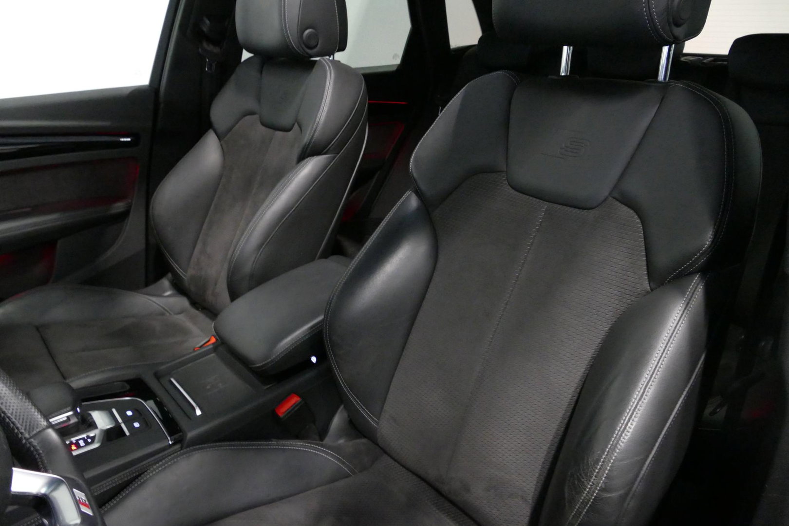 Audi Q5 55 TFSI e S edition / S Line / SQ5 Diffuser / Maxton Design Bodykit V.2 / Luchtvering / Panoramadak / Elektr. verstelbare voorstoelen (links met memory) / Matrix LED / Stoelverwarming / Apple Carplay - Android Auto / 21'' LMV / Dodehoekdetectie / Achterui