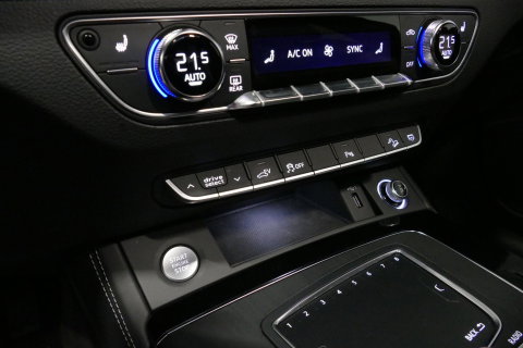 Audi Q5 55 TFSI e S edition / S Line / SQ5 Diffuser / Maxton Design Bodykit V.2 / Luchtvering / Panoramadak / Elektr. verstelbare voorstoelen (links met memory) / Matrix LED / Stoelverwarming / Apple Carplay - Android Auto / 21'' LMV / Dodehoekdetectie / Achterui