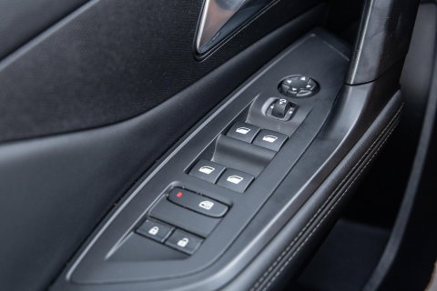 Peugeot 308 1.6 HYbrid 180 Allure Pack Business AIRCO / CRUISE CONTROLE / CARPLAY / PLUG IN HYBRID / STOELVERWARMING