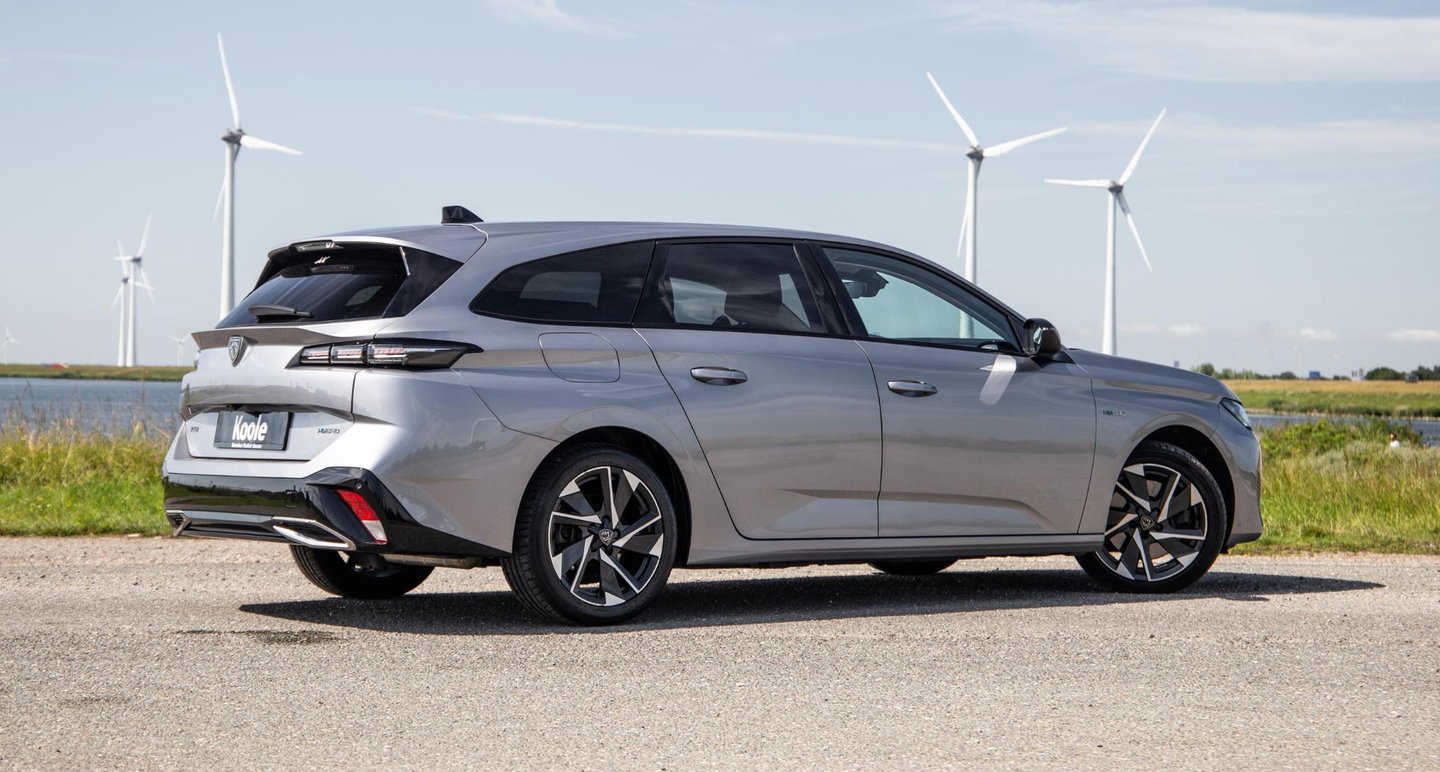 Peugeot 308 1.6 HYbrid 180 Allure Pack Business AIRCO / CRUISE CONTROLE / CARPLAY / PLUG IN HYBRID / STOELVERWARMING
