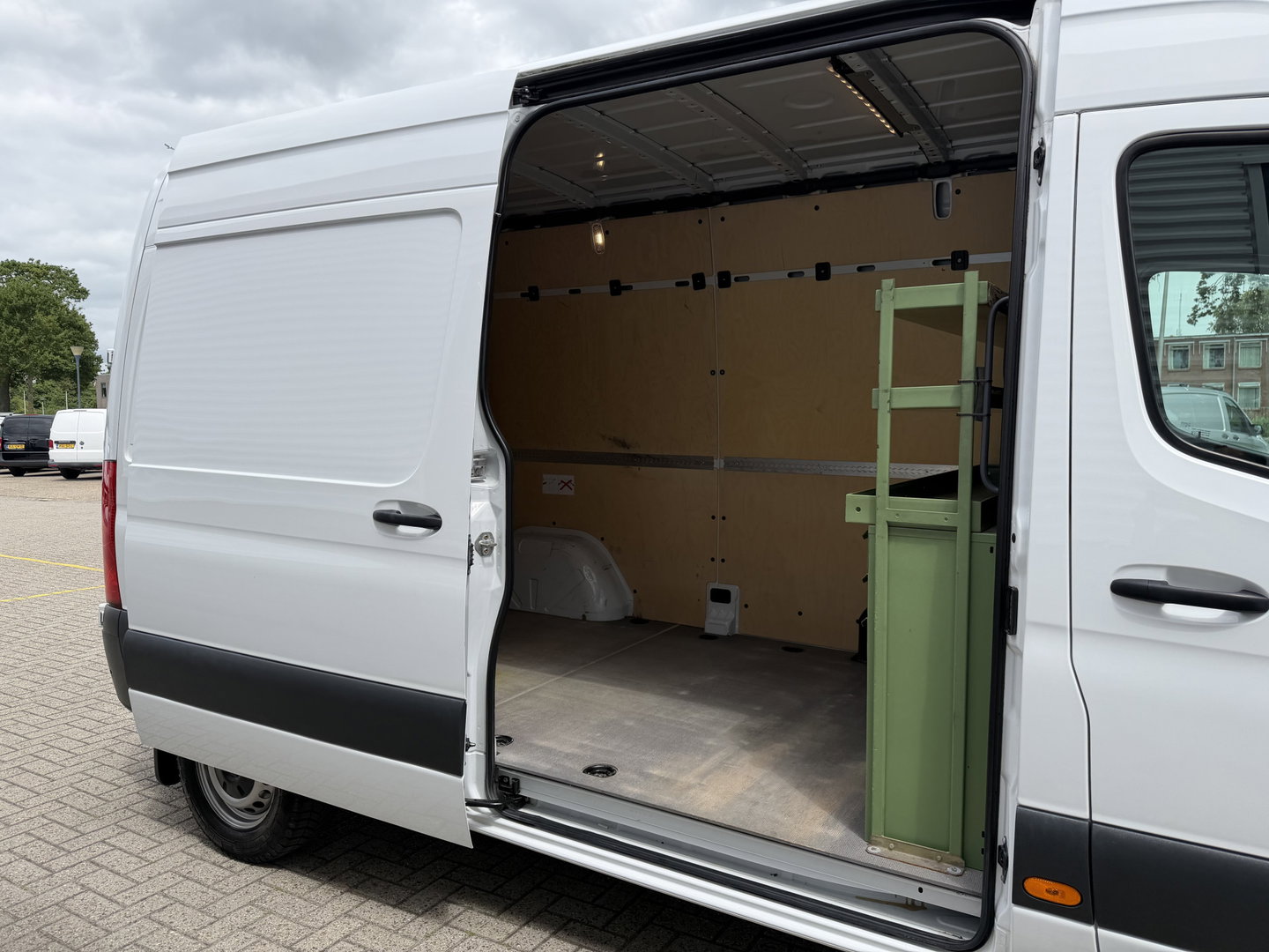 Mercedes-Benz Sprinter 314 2.2 CDI L2H2 automaat / vaste prijs rijklaar € 20.950 ex btw / euro 6 / bpm vrij / lease vanaf € 342 / leer / cruise en climate control / camera / standkachel / ingerichte laaruimte !