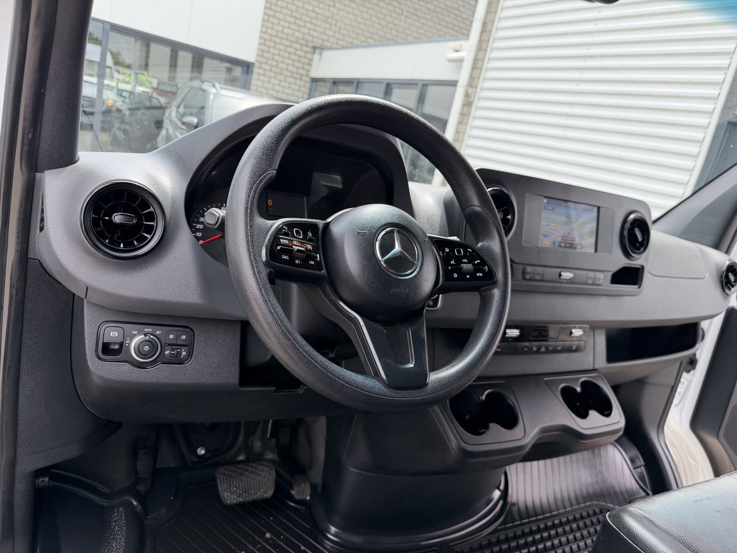 Mercedes-Benz Sprinter 314 2.2 CDI L2H2 automaat / vaste prijs rijklaar € 20.950 ex btw / euro 6 / bpm vrij / lease vanaf € 342 / leer / cruise en climate control / camera / standkachel / ingerichte laaruimte !