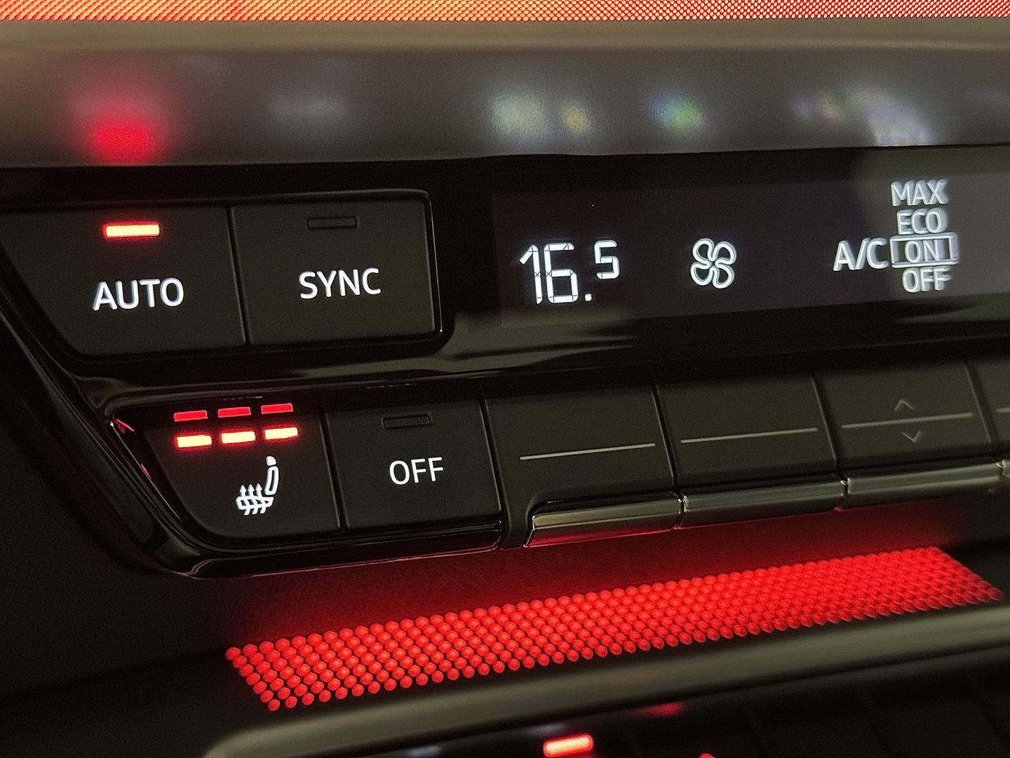 Audi A3 Limousine 2.0 TFSI S3 quattro | 310 PK! | Panoramadak | Apple Carplay | Android Auto | Camera | Sfeerverlichting | Lane Assist | Adaptieve Cruise Control | LED | DAB | Navigatie |