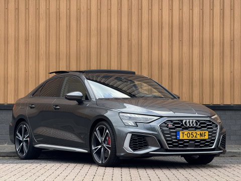 Audi A3 Limousine 2.0 TFSI S3 quattro | 310 PK! | Panoramadak | Apple Carplay | Android Auto | Camera | Sfeerverlichting | Lane Assist | Adaptieve Cruise Control | LED | DAB | Navigatie |
