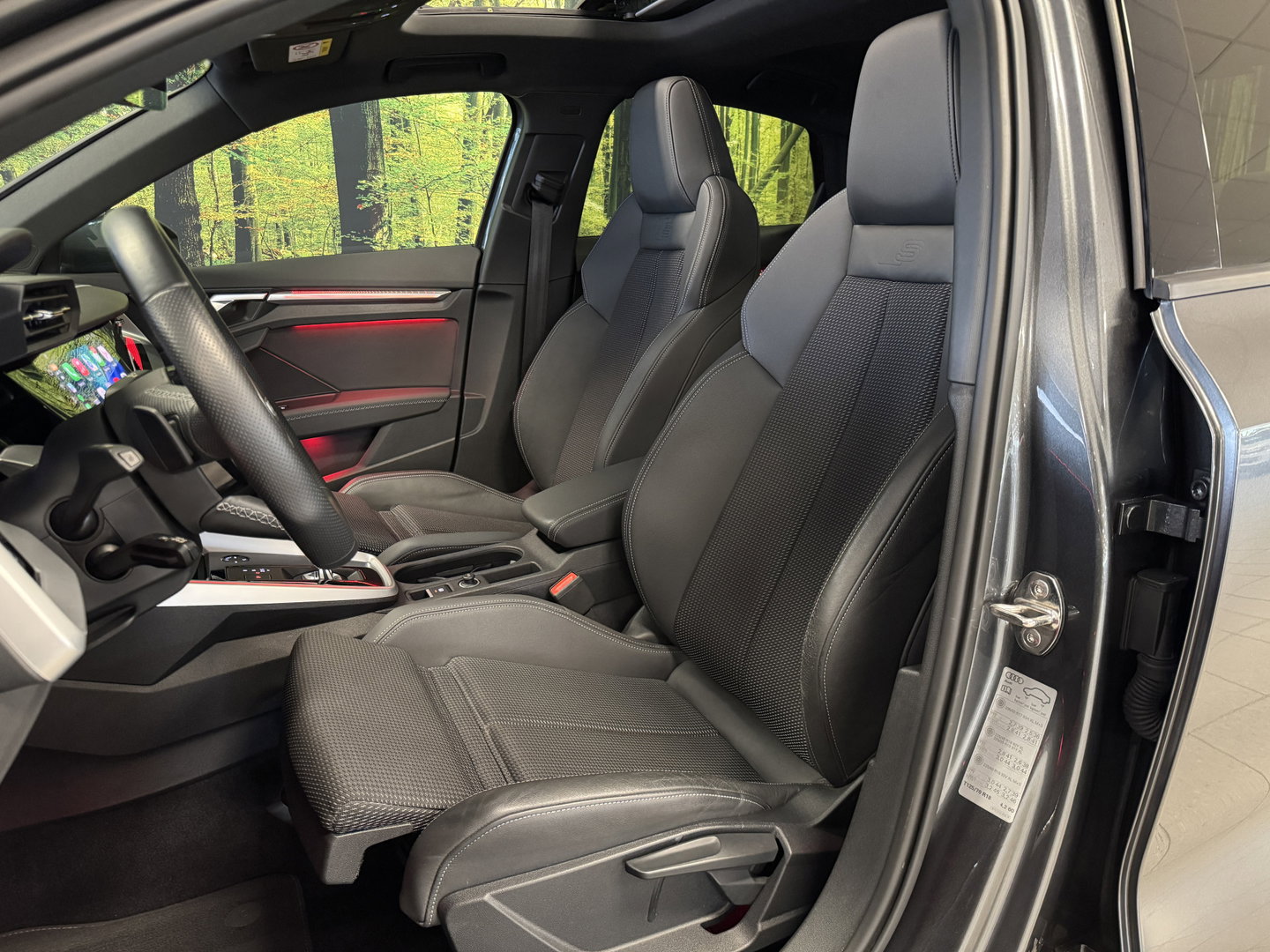 Audi A3 Limousine 2.0 TFSI S3 quattro | 310 PK! | Panoramadak | Apple Carplay | Android Auto | Camera | Sfeerverlichting | Lane Assist | Adaptieve Cruise Control | LED | DAB | Navigatie |