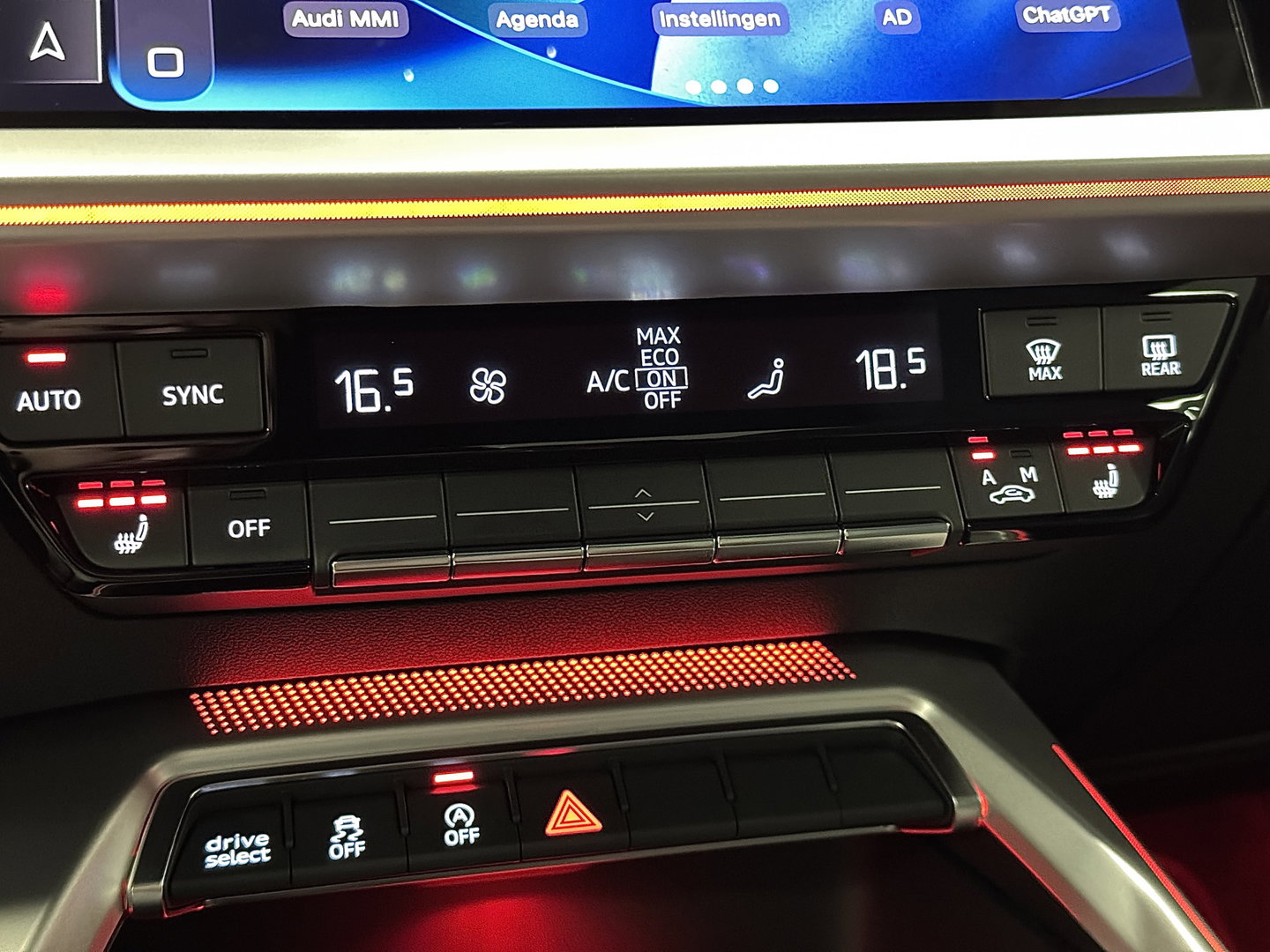 Audi A3 Limousine 2.0 TFSI S3 quattro | 310 PK! | Panoramadak | Apple Carplay | Android Auto | Camera | Sfeerverlichting | Lane Assist | Adaptieve Cruise Control | LED | DAB | Navigatie |