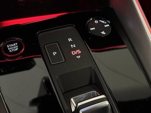 Audi A3 Limousine 2.0 TFSI S3 quattro | 310 PK! | Panoramadak | Apple Carplay | Android Auto | Camera | Sfeerverlichting | Lane Assist | Adaptieve Cruise Control | LED | DAB | Navigatie |