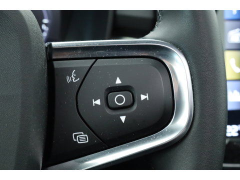 Volvo XC40 1.5 T5 Plug-in hybrid Plus Dark | Pano-dak | Trekhaak | ACC | H&K Audio |  Stoel + stuurverw. | Camera |  Elek. stoelen |