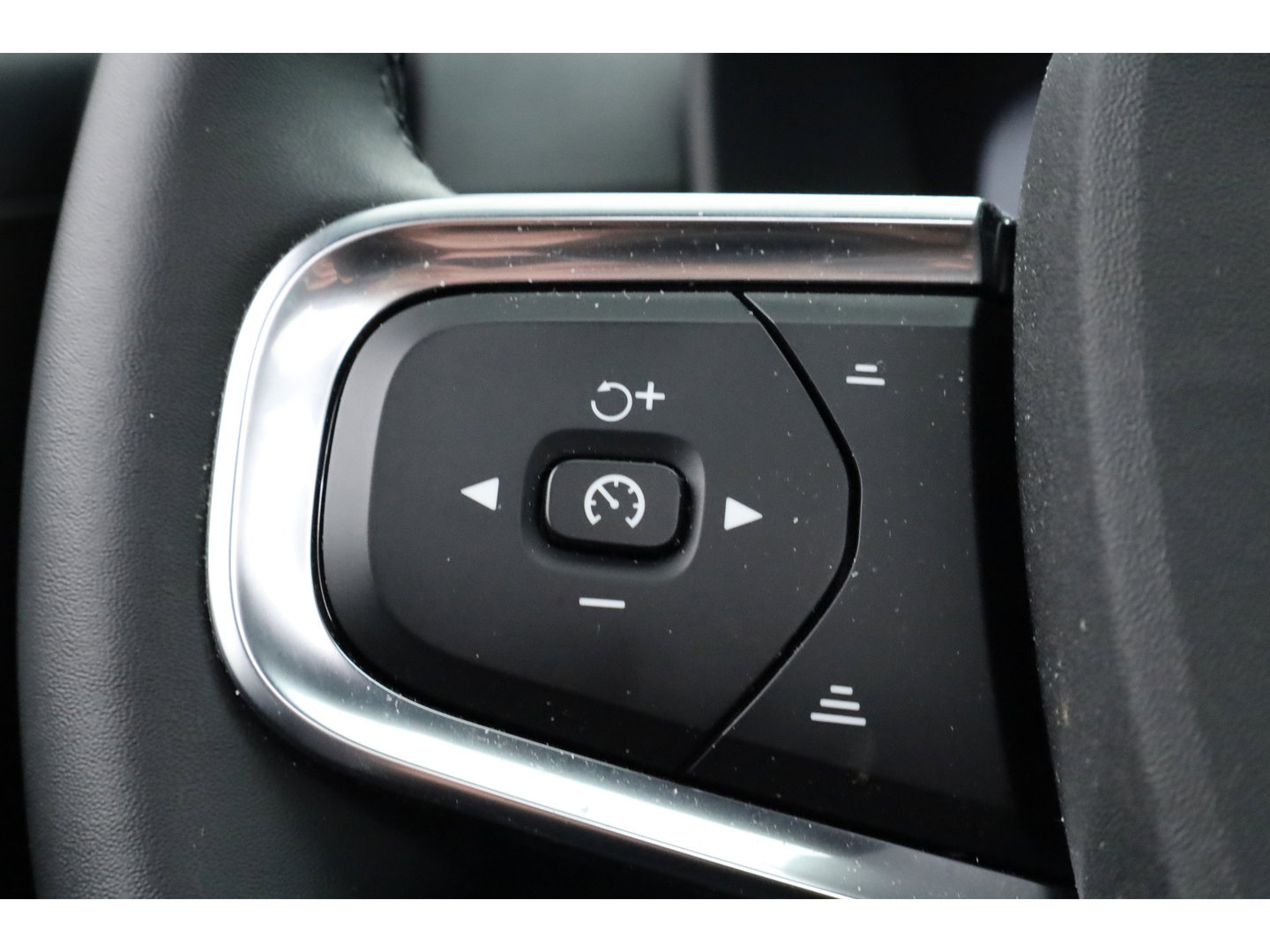 Volvo XC40 1.5 T5 Plug-in hybrid Plus Dark | Pano-dak | Trekhaak | ACC | H&K Audio |  Stoel + stuurverw. | Camera |  Elek. stoelen |