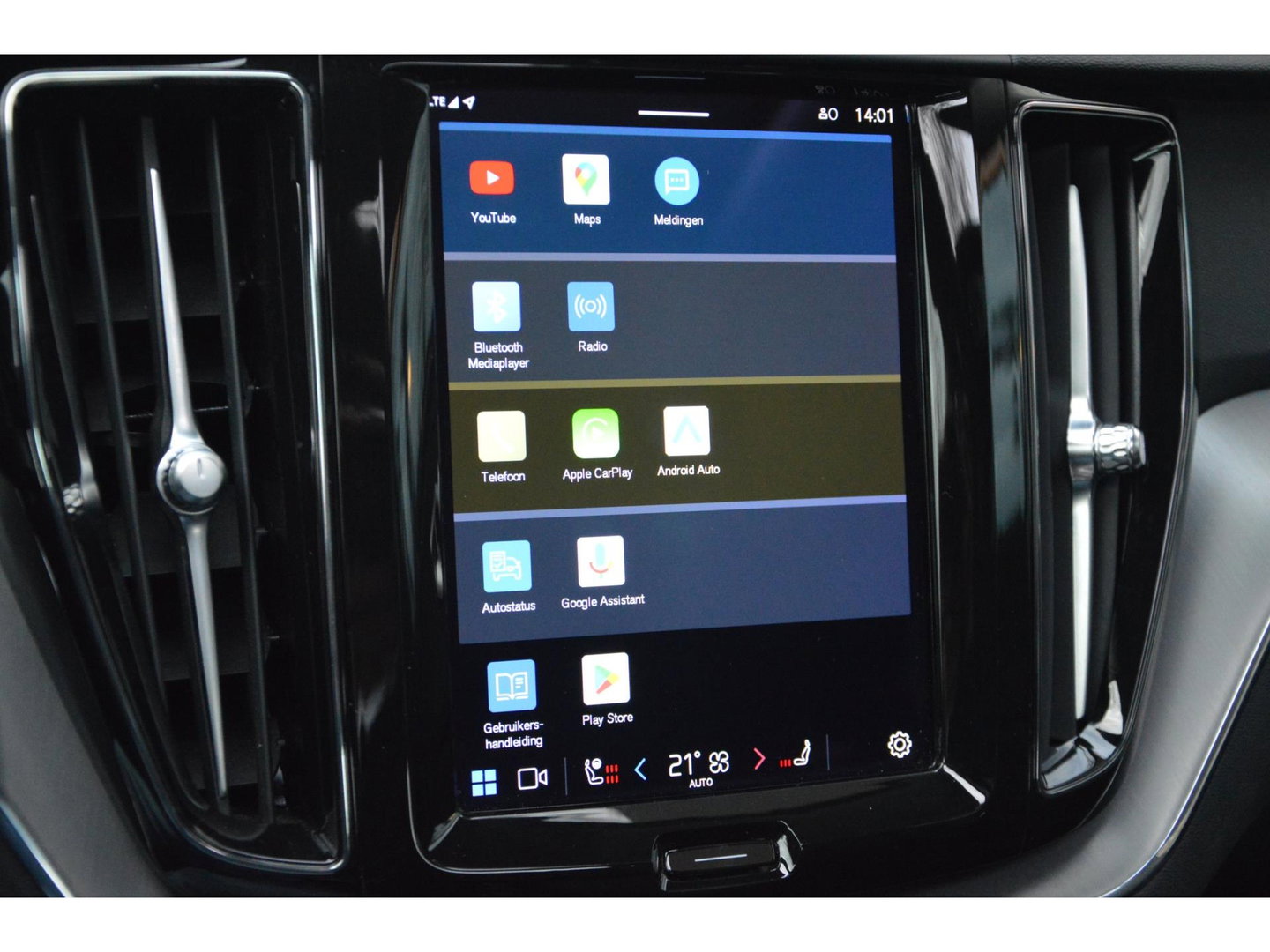 Volvo XC60 T6 hybride AWD Long Range | Panoramadak | 360 Camera | Trekhaak | Stoel + Stuur Verwarmd | Memory stoelen | VOC |