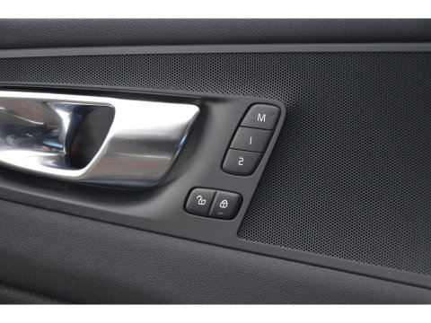 Volvo XC60 T6 hybride AWD Long Range | Panoramadak | 360 Camera | Trekhaak | Stoel + Stuur Verwarmd | Memory stoelen | VOC |