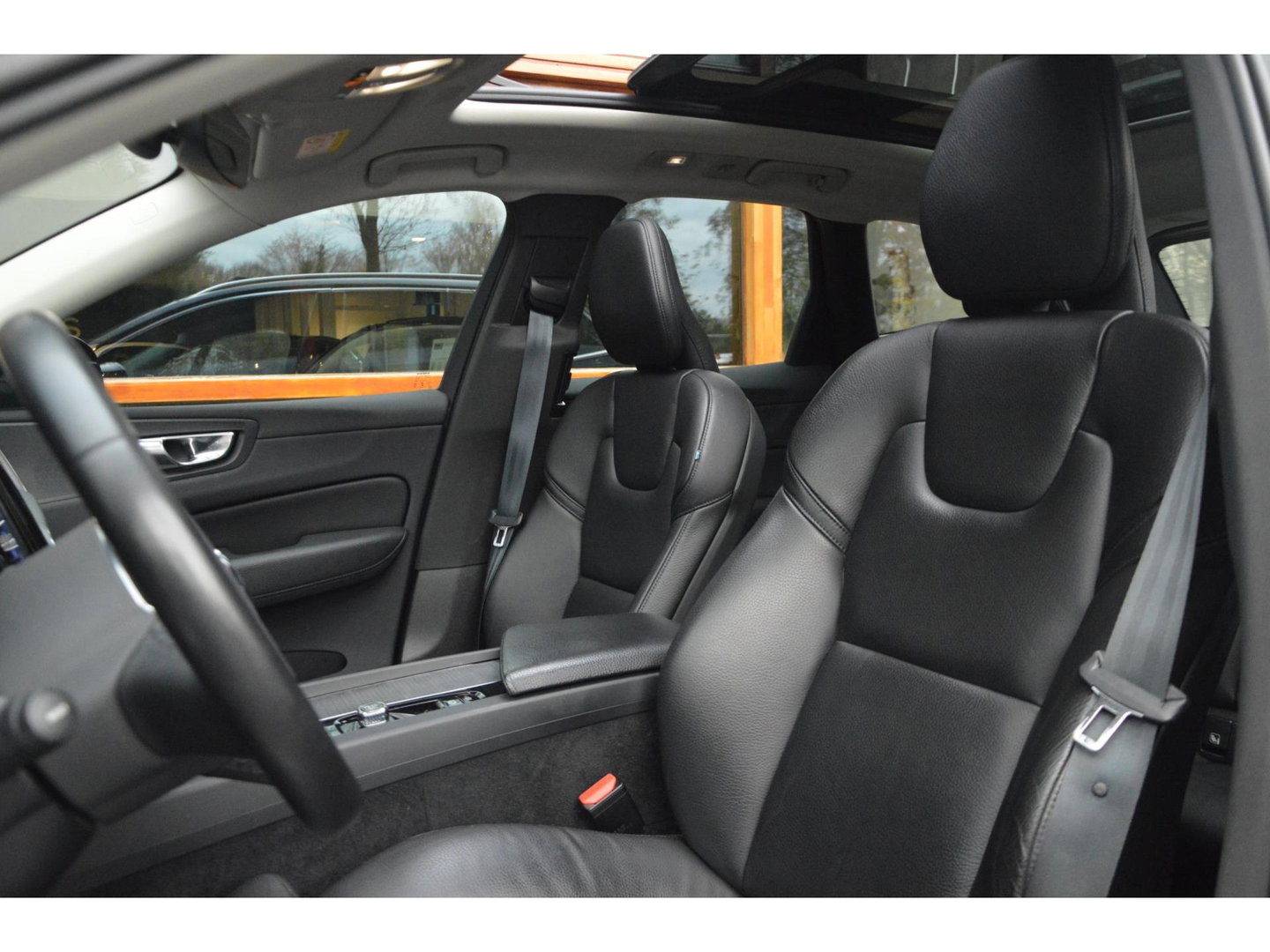 Volvo XC60 T6 hybride AWD Long Range | Panoramadak | 360 Camera | Trekhaak | Stoel + Stuur Verwarmd | Memory stoelen | VOC |