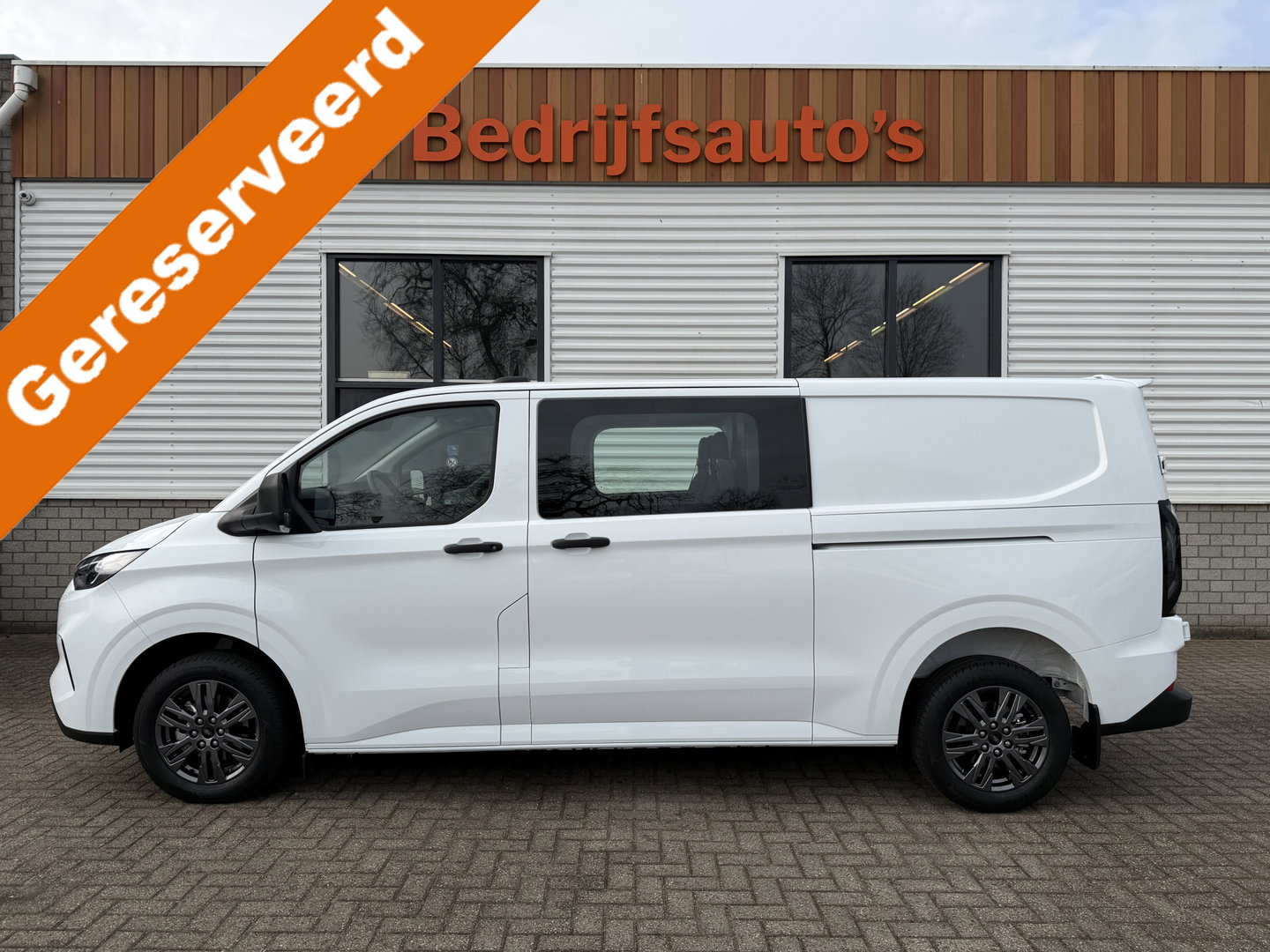 Ford Transit Custom 320 2.0 TDCI L2H1 Trend originele Ford DC 5 persoons / vaste prijs rijklaar € 40.950 ex btw / lease vanaf € 668 / dubbel schuifdeur / isofix / euro 6 diesel / NIEUW bpm vrij / vol opties !
