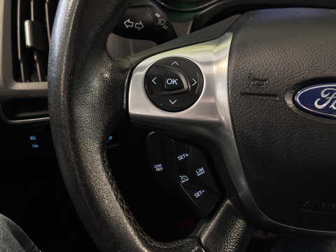 Ford Focus 1.0 EcoBoost Titanium | Achteruitrijcamera | Parkeersensoren | Cruise Control | Elektrische Bestuurdersstoel | Stoelverwarming | 16" Lichtmetaal | Isofix | Bluetooth
