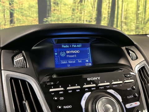 Ford Focus 1.0 EcoBoost Titanium | Achteruitrijcamera | Parkeersensoren | Cruise Control | Elektrische Bestuurdersstoel | Stoelverwarming | 16" Lichtmetaal | Isofix | Bluetooth