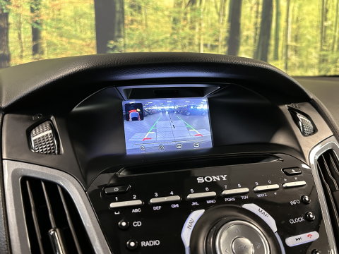 Ford Focus 1.0 EcoBoost Titanium | Achteruitrijcamera | Parkeersensoren | Cruise Control | Elektrische Bestuurdersstoel | Stoelverwarming | 16" Lichtmetaal | Isofix | Bluetooth