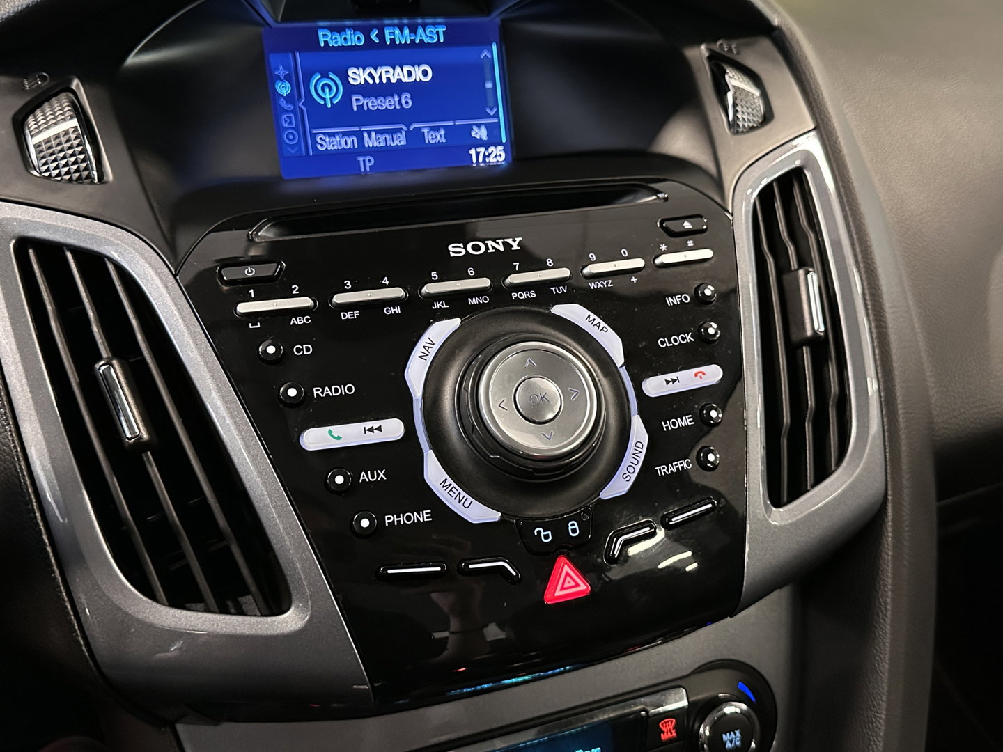 Ford Focus 1.0 EcoBoost Titanium | Achteruitrijcamera | Parkeersensoren | Cruise Control | Elektrische Bestuurdersstoel | Stoelverwarming | 16" Lichtmetaal | Isofix | Bluetooth