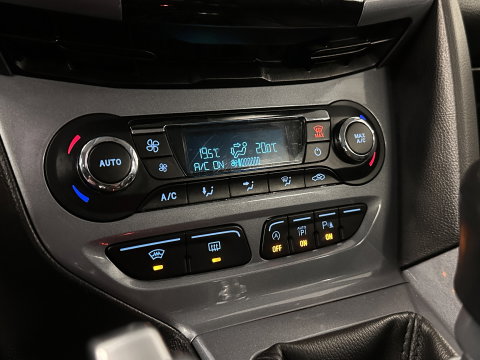 Ford Focus 1.0 EcoBoost Titanium | Achteruitrijcamera | Parkeersensoren | Cruise Control | Elektrische Bestuurdersstoel | Stoelverwarming | 16" Lichtmetaal | Isofix | Bluetooth