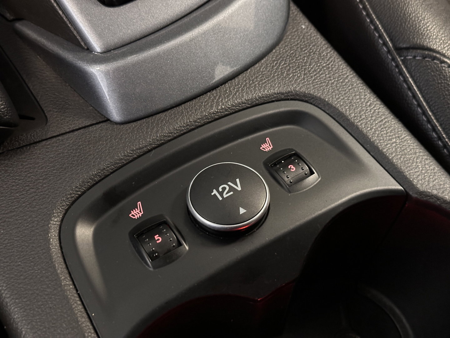 Ford Focus 1.0 EcoBoost Titanium | Achteruitrijcamera | Parkeersensoren | Cruise Control | Elektrische Bestuurdersstoel | Stoelverwarming | 16" Lichtmetaal | Isofix | Bluetooth