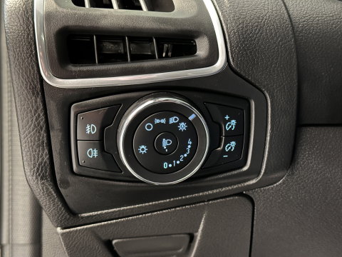 Ford Focus 1.0 EcoBoost Titanium | Achteruitrijcamera | Parkeersensoren | Cruise Control | Elektrische Bestuurdersstoel | Stoelverwarming | 16" Lichtmetaal | Isofix | Bluetooth