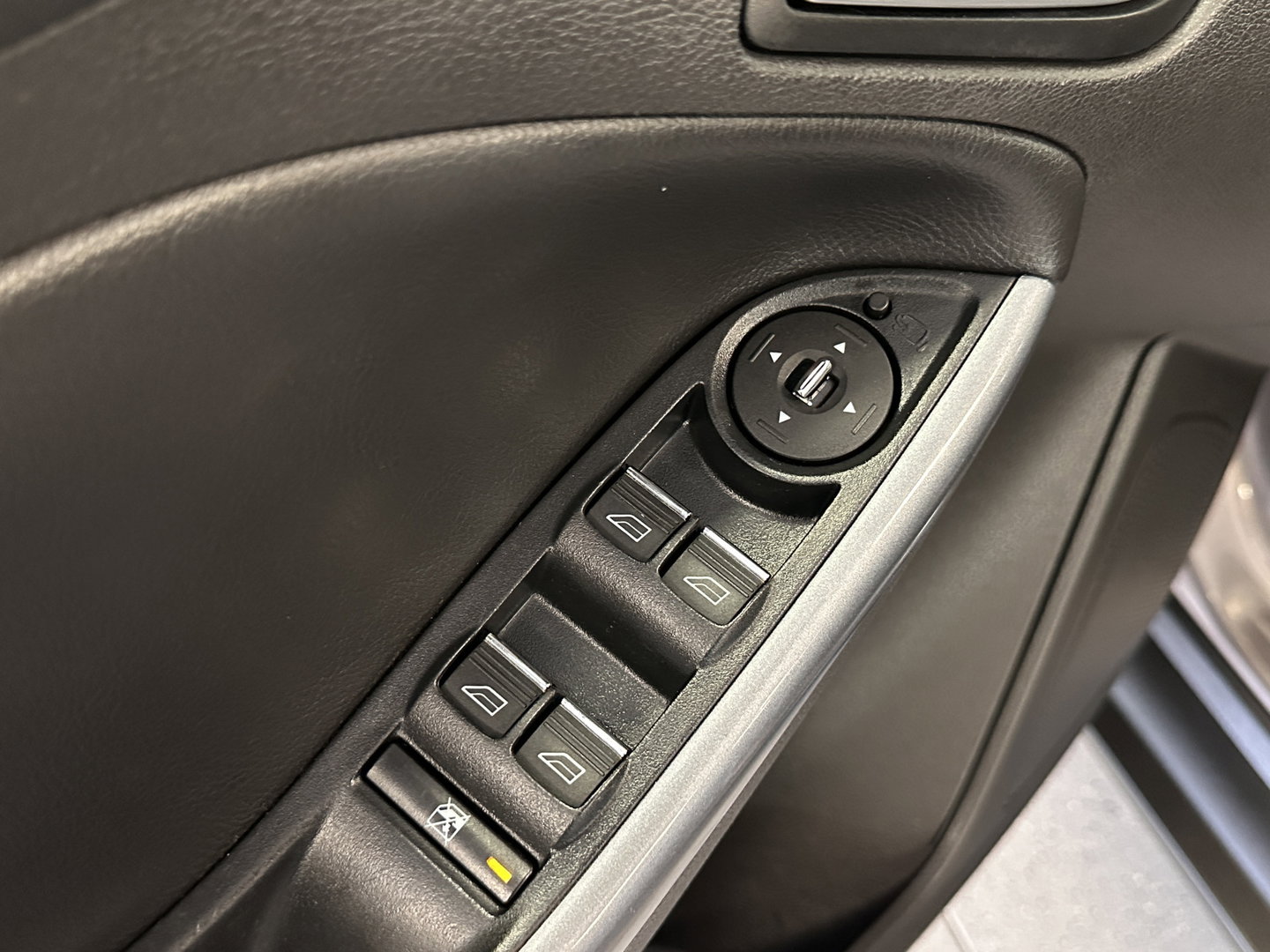 Ford Focus 1.0 EcoBoost Titanium | Achteruitrijcamera | Parkeersensoren | Cruise Control | Elektrische Bestuurdersstoel | Stoelverwarming | 16" Lichtmetaal | Isofix | Bluetooth