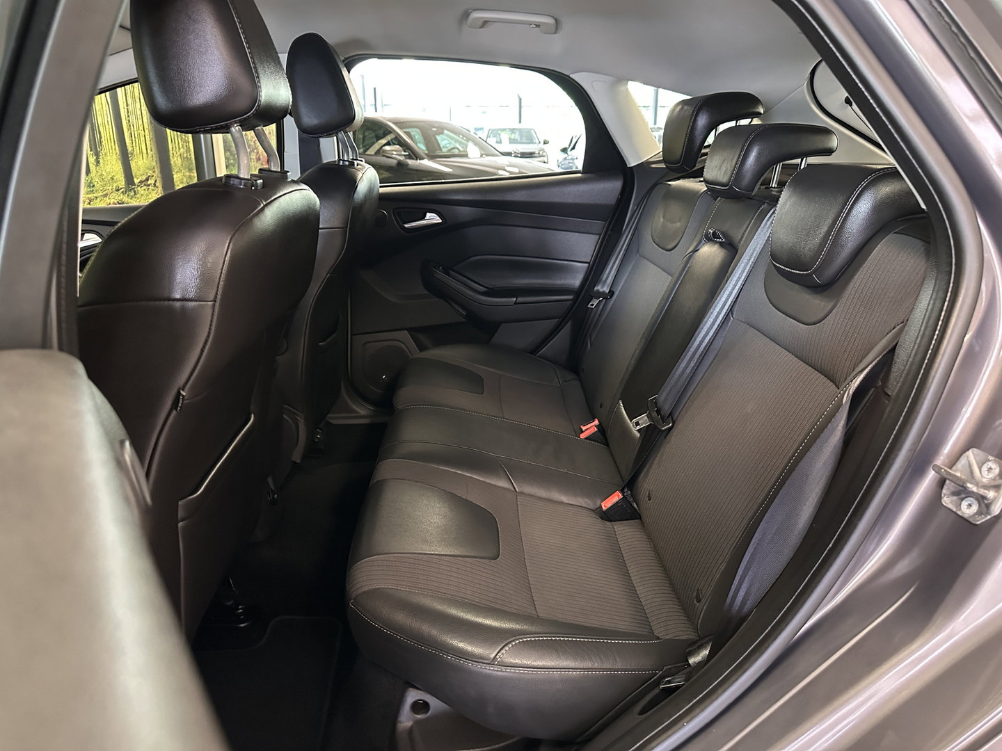 Ford Focus 1.0 EcoBoost Titanium | Achteruitrijcamera | Parkeersensoren | Cruise Control | Elektrische Bestuurdersstoel | Stoelverwarming | 16" Lichtmetaal | Isofix | Bluetooth