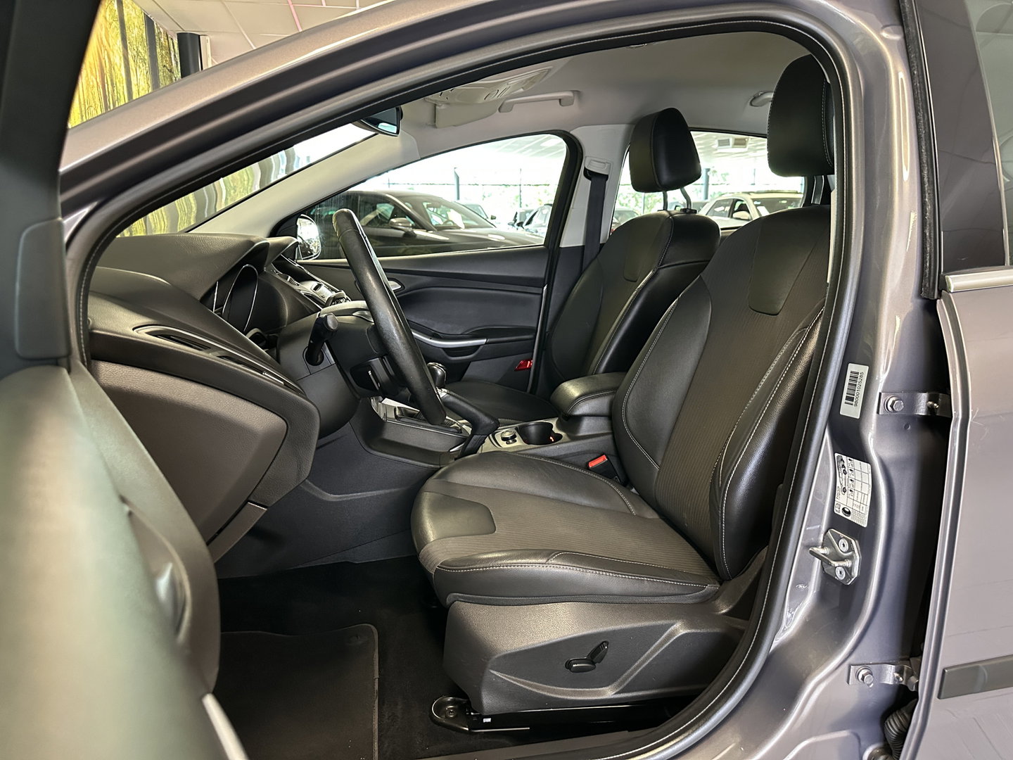 Ford Focus 1.0 EcoBoost Titanium | Achteruitrijcamera | Parkeersensoren | Cruise Control | Elektrische Bestuurdersstoel | Stoelverwarming | 16" Lichtmetaal | Isofix | Bluetooth