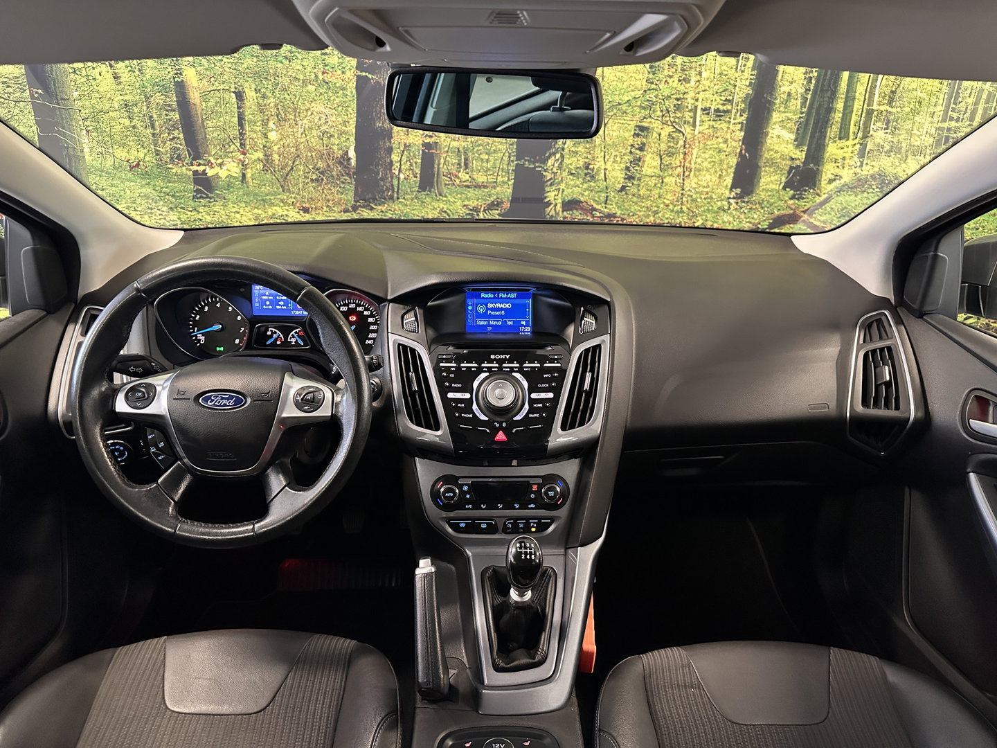 Ford Focus 1.0 EcoBoost Titanium | Achteruitrijcamera | Parkeersensoren | Cruise Control | Elektrische Bestuurdersstoel | Stoelverwarming | 16" Lichtmetaal | Isofix | Bluetooth