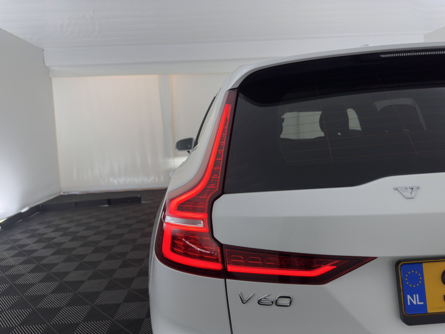 Volvo V60 2.0 T6 Core Bright AWD (Plug-In) {SoH-97%} (INCL-BTW)  Aut. *FULL-LED | DIGI-COCKPIT | CAMERA | HEATED-COMFORTSEATS | KEYLESS | DAB | PRIVACY-GLASS | CARPLAY | NAVI-FULLMAP | TOWBAR | 18''ALU*