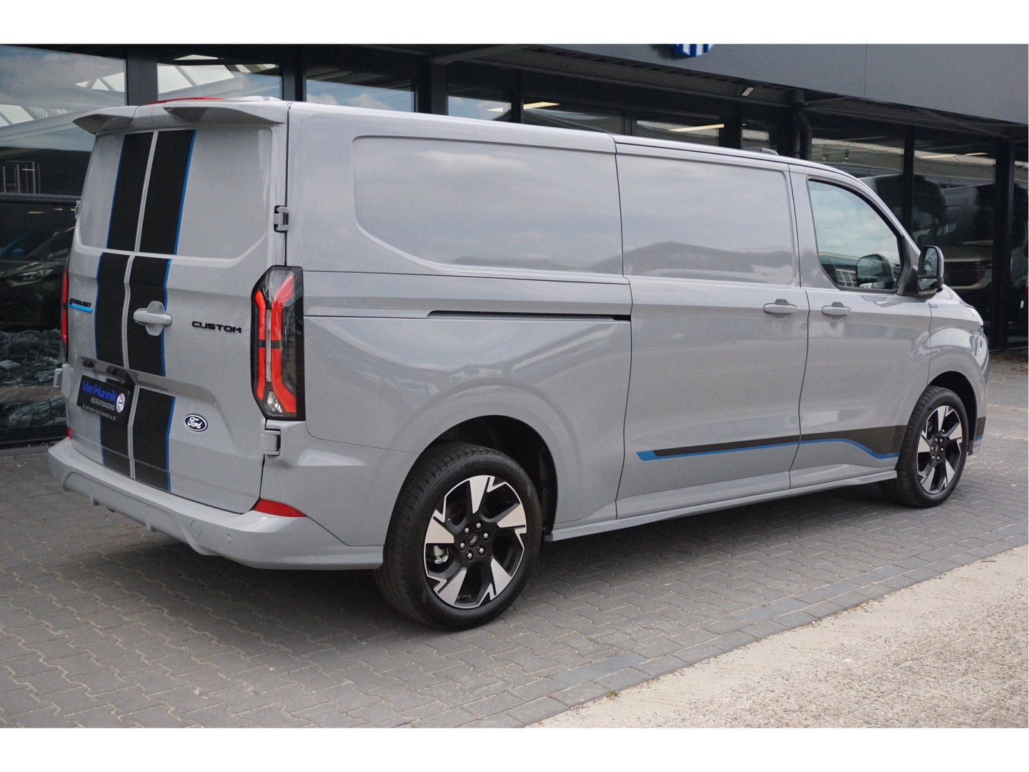 Ford Transit Custom 340L 218PK 71KWH Sport AUT Elektrisch Navi, ACC, 360° Cam, Matrix LED, B&O, 19" LM, 2x Schuifdeur!! NR. P01*